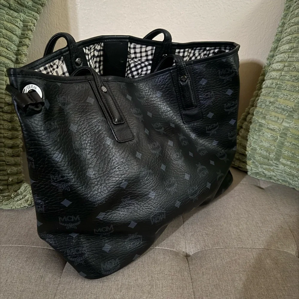 MCM Black Leather Tote Bag (Medium size) - Picture 2 of 8
